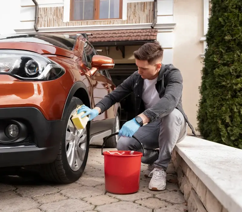 Lavage auto à domicile Flassans-sur-Issole : professionnel intervenant sur un véhicule